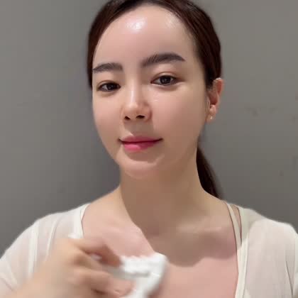 Coco demonstrating below the collarbone